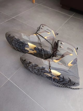 Botas de montaña hombre grises y doradas
