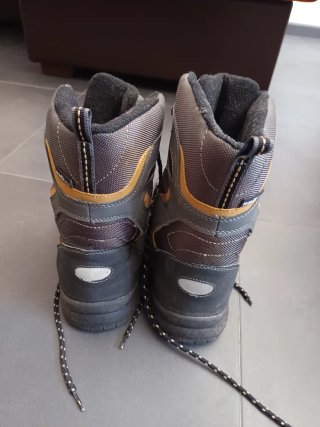 Botas de montaña hombre grises y doradas
