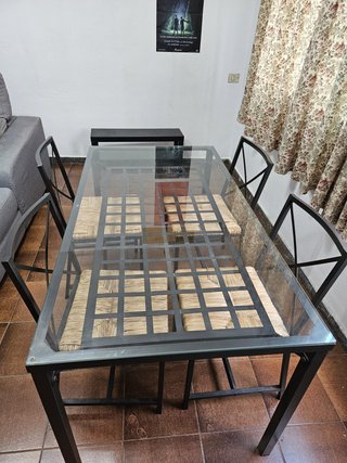Mesa cristal y 4 sillas Ikea