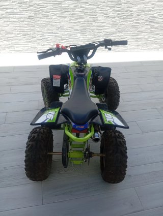 Quad de gasolina verde y amarillo