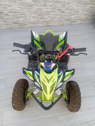 Quad de gasolina verde y amarillo