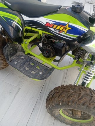 Quad de gasolina verde y amarillo
