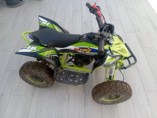 Quad de gasolina verde y amarillo