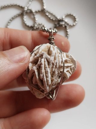 Collana lunga con naturale pietra rosa del deserto