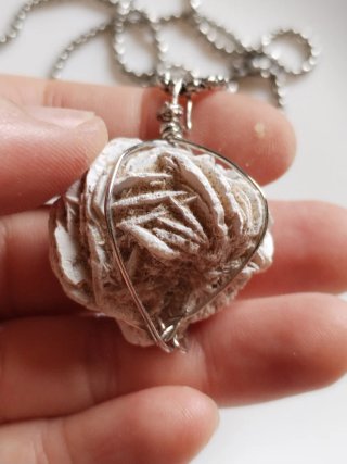 Collana lunga con naturale pietra rosa del deserto