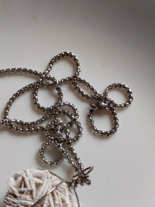 Collana lunga con naturale pietra rosa del deserto