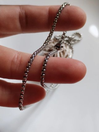 Collana lunga con naturale pietra rosa del deserto