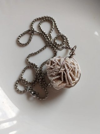 Collana lunga con naturale pietra rosa del deserto