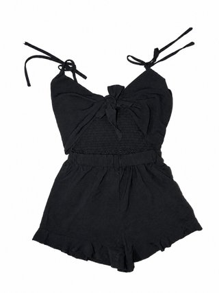 Mono negro con lazada y volantes