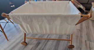 Minicuna de madera y tela blanca