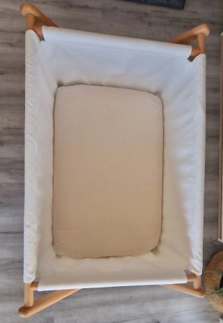 Minicuna de madera y tela blanca