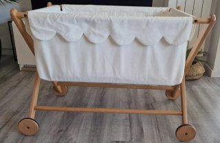 Minicuna de madera y tela blanca