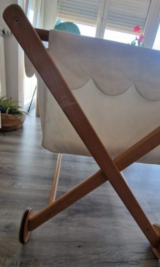 Minicuna de madera y tela blanca