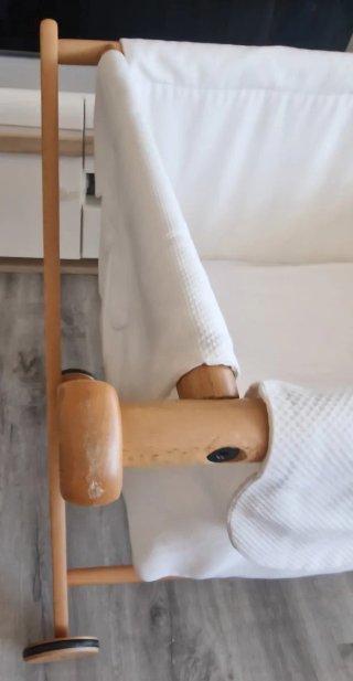 Minicuna de madera y tela blanca