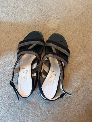 Sandalias Malipiú Negras con Tiras Plata