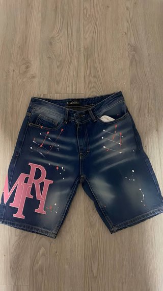 Amiri Shorts Azules con Pintura Rosa