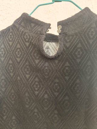 Top negro sin mangas con cuello alto