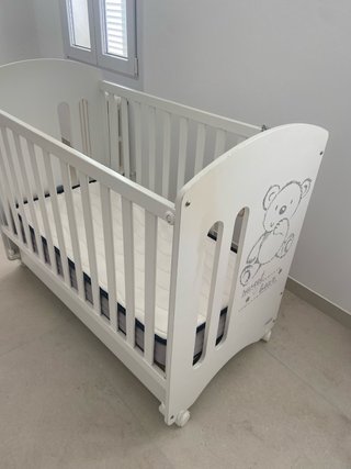 Cuna blanca con colchón y accesorios