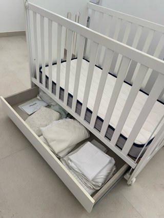 Cuna blanca con colchón y accesorios