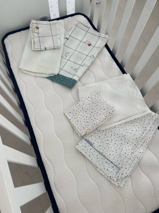 Cuna blanca con colchón y accesorios