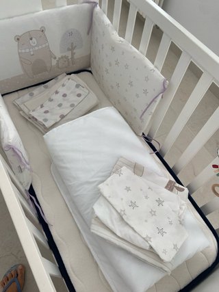 Cuna blanca con colchón y accesorios