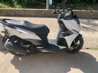 SYM 125 Scooter Blanco y Negro