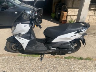 SYM 125 Scooter Blanco y Negro