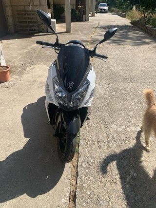 SYM 125 Scooter Blanco y Negro