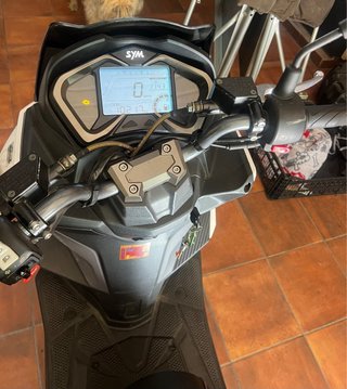SYM 125 Scooter Blanco y Negro