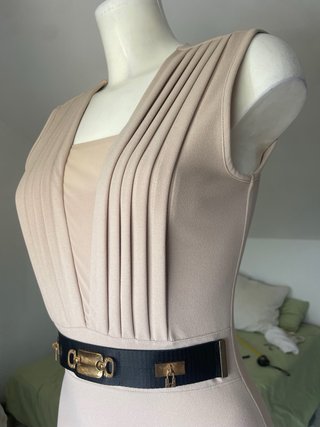 Vestido lápiz beige con cinturón dorado