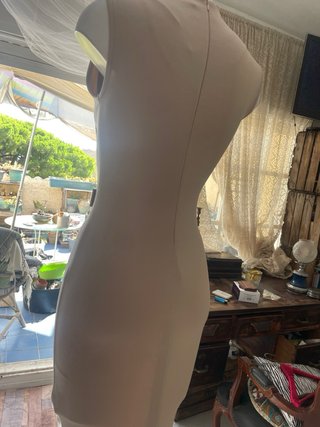 Vestido lápiz beige con cinturón dorado