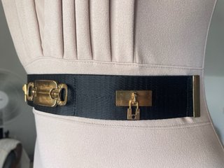 Vestido lápiz beige con cinturón dorado