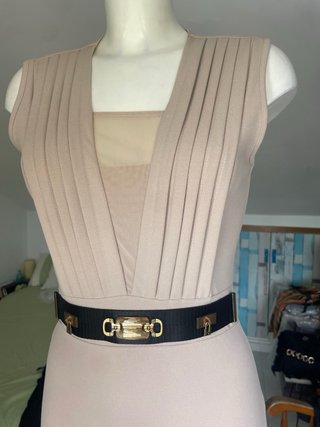 Vestido lápiz beige con cinturón dorado