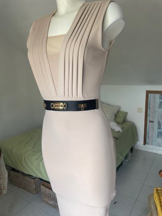 Vestido lápiz beige con cinturón dorado