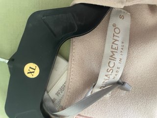 Vestido lápiz beige con cinturón dorado