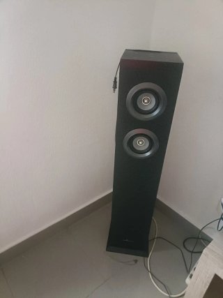 Torre de sonido negra