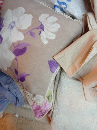 Estores enrollables beige y blanco