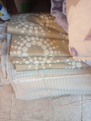 Estores enrollables beige y blanco
