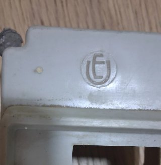 Tapa frontal antiguo contador eléctrico