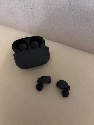 Auriculares inalámbricos negros insonoricados