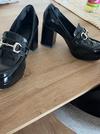 Mocasines charol negros tacón