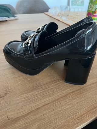 Mocasines charol negros tacón