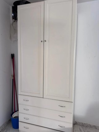 Armario blanco de madera con cajones