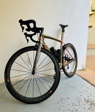 Bicicleta de carretera gris y naranja