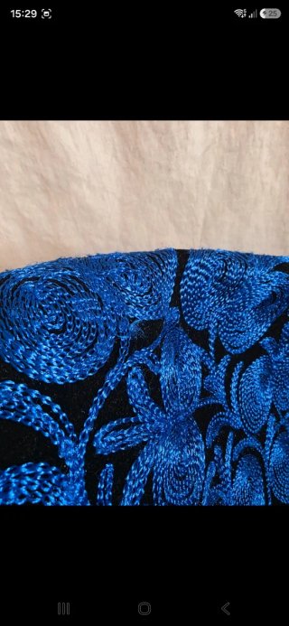 Bolso negro con bordado azul