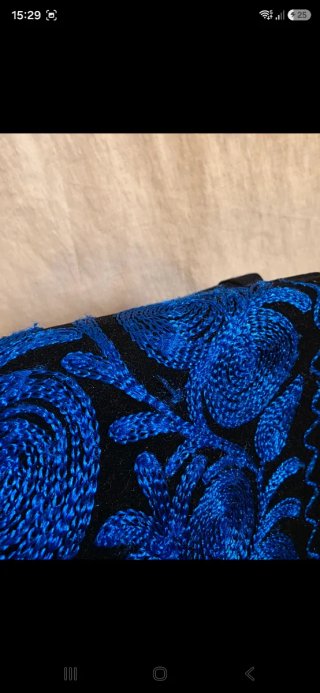 Bolso negro con bordado azul