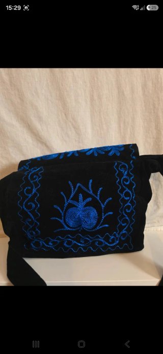 Bolso negro con bordado azul