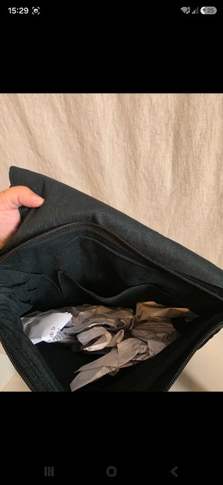 Bolso negro con bordado azul
