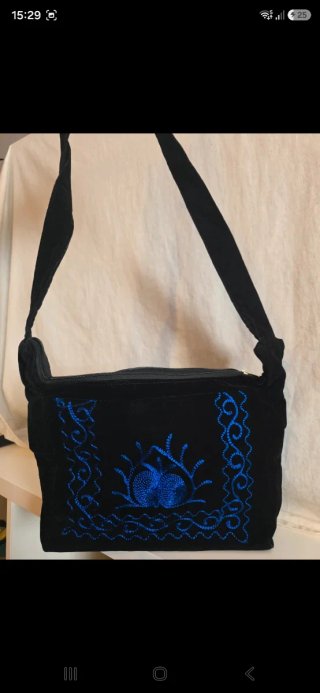 Bolso negro con bordado azul