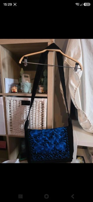 Bolso negro con bordado azul